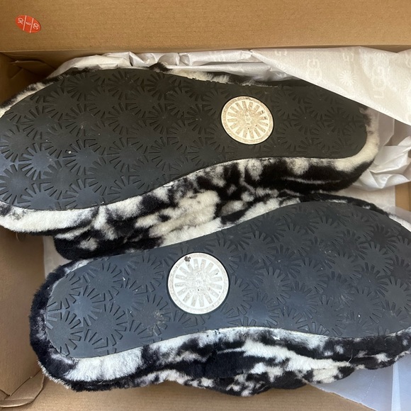 Ugg Marble Slippers. - Picture 2 of 4
